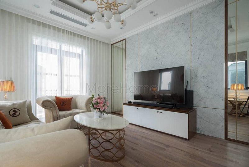 Gương dán tường khung gỗ chạm trần giúp mở rộng diện tích phòng khách Gương trang trí phòng khách đẹp, độc lạ và ấn tượng
